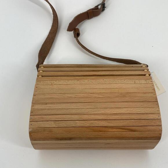 Chic Wooden Slat Crossbody Bag - Picture 3 of 5